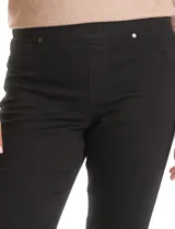 Jegging de tiro medio-alto con cintura elástica, bolsillos delanteros simulados y bolsillos traseros aplicados. Presenta un corte entallado con terminación bootcut.