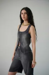 Top de jean color gris oscuro, con escote cuadrado y cierre frontal trenzado con cordones negros.