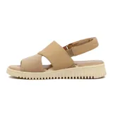Sandalia plana Comfortflex para mujer, en tonos beige y tostado, con tiras anchas cruzadas en el empeine, tira trasera ajustable con elástico y suela estriada.