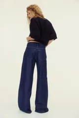 Jean wide leg de tiro alto en denim azul oscuro, de cinco bolsillos, confeccionado en mezcla de algodón y lyocell.