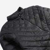 Campera matelaseada color bordó, con cuello media polera, cierre frontal y puños elastizados.