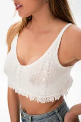 Top crop tejido de punto color blanco con escote en V y breteles anchos.