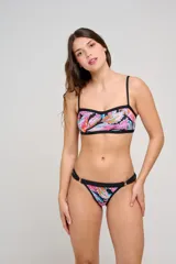 Top de bikini rojo con escote corazón y tirantes regulables.