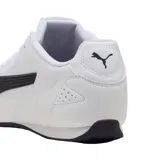 Championes Puma modelo Catch, de diseño deportivo en color rojo con detalles en negro, incluyendo la franja característica de la marca en el lateral y el logo en la puntera.
