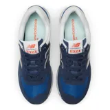Championes urbanos New Balance modelo U574XR2, de color azul con detalles en blanco y naranja. Confeccionados en gamuza y malla, con logo "N" característico en los laterales y entresuela ENCAP.
