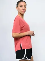 Remera deportiva de manga corta Umbro modelo Bink, color negro, con cuello redondo y logo de la marca estampado en el pecho en color blanco.