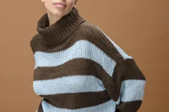 Sweater de punto grueso con cuello alto tipo polera, diseño a rayas horizontales en colores marrón y celeste, mangas largas amplias y calce relajado.