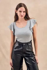 Top gris de lurex con cuello redondo y mangas cortas con volados.