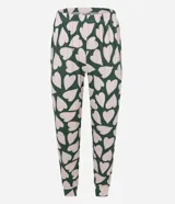 Conjunto de pijama femenino compuesto por una blusa de manga larga color rosa pálido con escote redondo y tres botones decorativos, y un pantalón largo con estampado de corazones grandes verdes y rosados sobre fondo blanco.