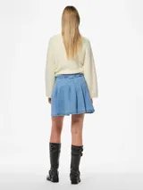 Minifalda de denim azul claro con pliegues anchos tipo tabla en la parte delantera y cintura alta.