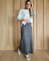 Pollera larga de denim con corte recto, diseño de cinco bolsillos y costuras verticales decorativas.