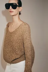 Sweater de punto con cinta entrelazada, color tostado, escote redondo pronunciado y manga larga con puños ajustados.