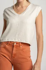 Remera color arena de viscosa y lino, con escote en V y mangas cortas.