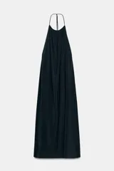 Vestido midi negro con cuello halter, lazada ajustable en el cuello y diseño fluido con espalda descubierta.