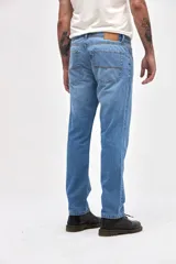 Jean de corte recto y tiro medio, confeccionado en denim de color azul clásico con costuras reforzadas.