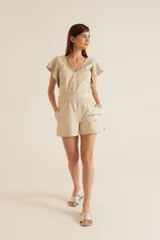 Sandalia plateada de cuero de oveja impermeabilizado, con base acolchada y taco de 2 cm.