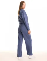 Pantalón jogger de corte recto, color blanco, con cintura elástica, cordón de ajuste y bolsillos laterales.