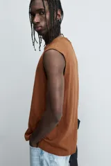 Camiseta sin mangas (tank top) de corte relajado, color marrón óxido, con cuello redondo y sisa ancha.