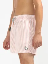 Short de baño para hombre con estampado de rayas verticales celestes y blancas. Cuenta con cintura elástica con cordón ajustable, bolsillos laterales y un bolsillo trasero. Confeccionado en tejido liviano de secado rápido.