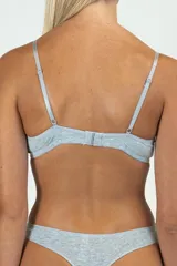 Sostén triangular blanco con breteles finos regulables.