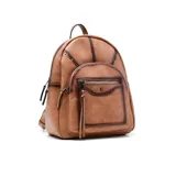 Mochila cartera Korium Vera de cuero sintético en color marrón, con diseño estructurado, bolsillo frontal con cierre y tachas decorativas en la parte superior.