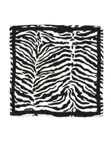 Pañuelo de satén con estampado animal print en tonos beige y blanco.