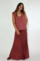 Chaleco tejido de punto color ladrillo, con escote en V y terminaciones desflecadas.