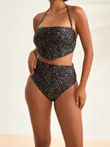 Bombacha de bikini de tiro alto con estampado animal print en tonos grises y negros.