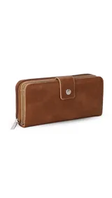 Billetera larga color tostado de diseño estructurado, confeccionada en símil cuero con cierre perimetral y solapa con broche a presión.