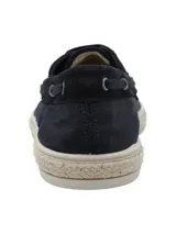 Alpargata tipo slip-on de color azul navy, con cordones frontales, detalles de costuras y suela revestida en yute trenzado.