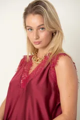 Blusa italiana color borgoña de satén de seda con escote en V y hombros de encaje.