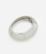 Pulsera rígida plateada con cierre de resorte. Accesorio de bijouterie confeccionado en metal reciclado.