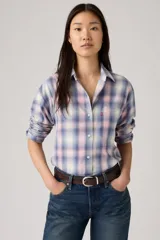 Camisa de franela Levi's con estampado de cuadros en tonos azul, rosado y crema. Presenta cuello clásico, cierre frontal con botones, mangas largas y un bolsillo en el pecho con la etiqueta roja característica de la marca.
