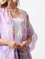 Kimono abierto con diseño de estampado marmolado en tonos violeta, lila y beige, confeccionado en tejido ligero y fluido.