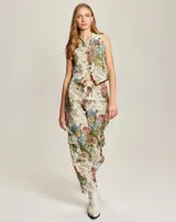 Pantalón largo tejido con estampado floral, bolsillos laterales y bolsillos grandes en la rodilla. Cintura elástica.