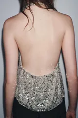 Top de cuello halter fluido con espalda descubierta, lentejuelas y tejido drapeado.