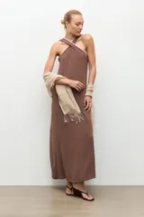 Maxi vestido de corte recto y largo, color chocolate, con escote halter cruzado con ribete blanco.
