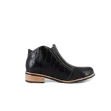 Botín azul con textura símil reptil, cierre lateral con cremallera y taco bajo de madera.