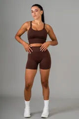 Short deportivo color marrón, de tiro alto y corte ajustado.