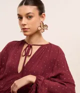 Maxi aros de metal con forma de flor, esmaltados en color borgoña con efecto martillado y detalles dorados. Cierre a rosca.