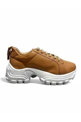 Championes deportivos Euroteens modelo 164906, de color tostado con suela chunky blanca dentada y cordones anchos al tono.