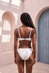 Bikini negro con corpiño tipo balconette con aro y tirantes regulables, combinado con bombacha de tiro alto.