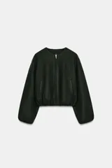 Chaqueta bomber de cuello redondo y manga larga con acabado elástico en puños y ruedo. Presenta cierre frontal con cremallera y bolsillos delanteros de vivo.