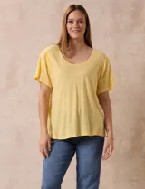 Remera amarilla de lino y poliéster, marca Zac & Rachel, de manga corta con fruncido en los hombros y escote redondo.