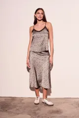 Musculosa con estampado animal print y breteles finos.