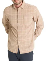 Camisa de manga larga RKF confeccionada en algodón orgánico con textura de cotelé cepillado. Presenta un diseño de cuadros escoceses en tonos beige y arena, cuello camisero, cierre frontal con botones y un bolsillo en el pecho con solapa.