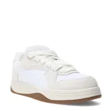 Championes urbanos Puma modelo Park Luna Og, con diseño de inspiración retro. Presentan una combinación de paneles de cuero sintético blanco y gamuza en tono beige, con la característica franja lateral de la marca y suela de goma color caramelo.