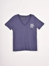 Remera de manga corta color azul oscuro con cuello en V y estampado frontal con el texto "anti romantic." en blanco.