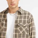 Sobrecamisa de franela Quiksilver modelo Everest a cuadros, de manga larga, con bolsillos frontales con solapa y cierre de botones.