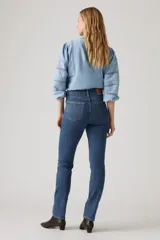 Jeans Levi's 724 Hi Rise Straight Way Back, de tiro alto y corte recto, color azul denim.